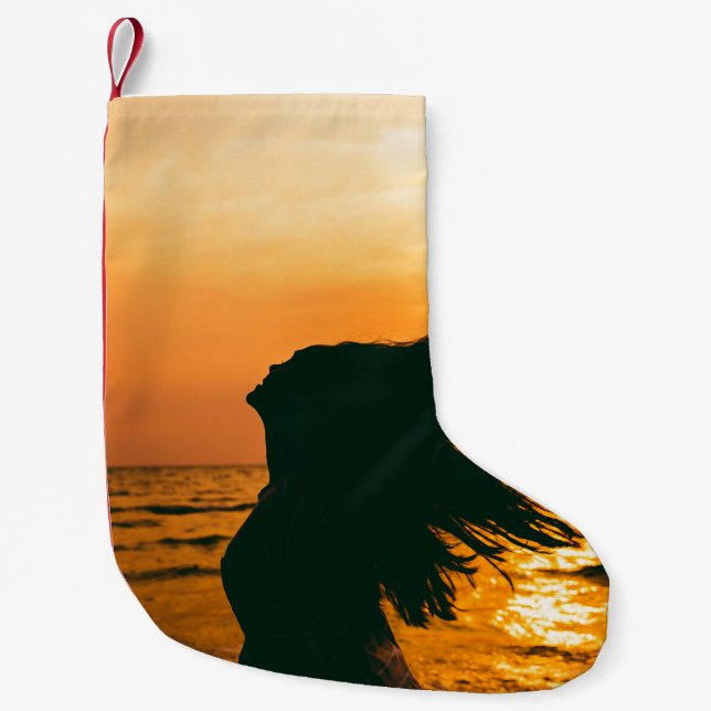 Calcetín Navideño Pequeño Silueta chica, puesta de sol en el mar, libertad. (Anverso)