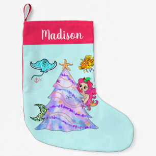 Calcetín Navideño Pequeño Sirena y amigos decorando el árbol de Navidad nomb