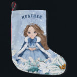 Calcetín Navideño Pequeño Snowy Winter Brunette Princess<br><div class="desc">Este adorable invierno nevado Princess está decorado con una bella princesa joven de cabello marrón,  vestido con un traje de copo de nieve azul y blanco y una capa de piel cálida. La princesa está rodeada de puntitas. ¡Puedes personalizar con el nombre de tu princesa!</div>