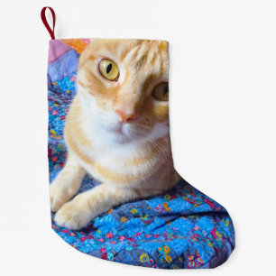 Calcetín Navideño Pequeño Tabby anaranjado en el edredón
