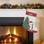 Calcetín Navideño Pequeño Tricolor Corgi Santa Personalizado de árbol de Nav<br><div class="desc">Este hermoso perro de Pembroke Welsh Corgi tiene la cabeza inclinada dentro de un lindo gorra de Santa Claus. El cachorro está sentado frente a un árbol de Navidad bonito decorado con adornos coloridos. Personaliza a estos Navidades cargando para tu mascota en una bonita cursiva roja sobre el maravilloso dibujo...</div>