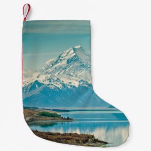 Calcetín Navideño Pequeño Un fondo verde de plantas de helecho con sombras. 