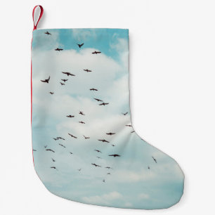 Calcetín Navideño Pequeño Un rebaño de paloma gris vuela sobre el cielo azul