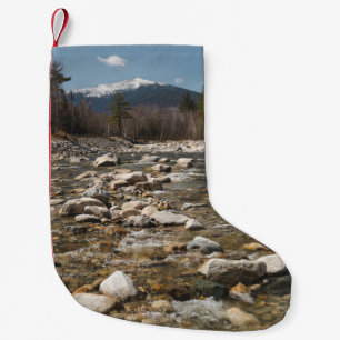 Calcetín Navideño Pequeño Un río fluido con agua clara fluyendo hacia el oes