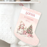 Calcetín Navideño Pequeño Vintage Chica de Snowman Navidades rosados primero<br><div class="desc">Navidades amables abasteciéndose de chicas con un adorable muñeco de nieve y un árbol de Navidad de rosa rubor con vibraciones vintage. Personaliza fácilmente el texto. Puedes usarlo no sólo para los primeros Navidades. :) - Kate Eden Art</div>