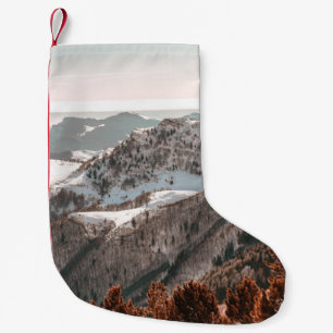 CALCETÍN NAVIDEÑO PEQUEÑO VISTA DE BIRD-OYE DE LA MONTAÑA CUBIERTA DE NIEVE