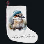 Calcetín Navideño Pequeño Winter Kookaburra Deseos, personalizado<br><div class="desc">Tomen un toque de encanto australiano personalizado junto a la chimenea de estos Navidades con nuestros "Winter Kookaburra Wishes". Este establecimiento festivo alberga el delicioso ilustracion acuático de una kookaburra encaramada en una rama, donde se exhiben sus festividades de beanie de rayas azules y blancas con copos de nieve. Este...</div>
