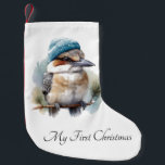 Calcetín Navideño Pequeño Winter Kookaburra Deseos, personalizado<br><div class="desc">Tomen un toque de encanto australiano personalizado junto a la chimenea de estos Navidades con nuestros "Winter Kookaburra Wishes". Este establecimiento festivo alberga el delicioso ilustracion acuático de una kookaburra encaramada en una rama, donde se exhiben sus festividades de beanie de rayas azules y blancas con copos de nieve. Este...</div>