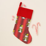 Calcetín Navideño Snowman de oro en rojo<br><div class="desc">Esta temporada de vacaciones, un Navidad muy festivo y adorable se abastece en la parte de la chimenea con un estampado de capillitos de nieve vestidos con gorro y chaleco de terciopelo dorado, rodeados de estrellas doradas y arcos sobre un fondo rojo colorido para darle a tu casa un toque...</div>