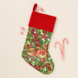 Calcetín Navideño Vintage Christmas Birds Holly Faux Gold Pattern<br><div class="desc">Este patrón representa a los pájaros sentados en las ramas grises con nieve y con un contorno y líneas de Relieve metalizado de imitación de oro decorativas sobre un fondo rojo oscuro. Puede cambiar el color de fondo haciendo clic en el botón "Personalizar" y, a continuación, en la inscripción "Haga...</div>