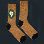 Calcetines 3.ª imagen de cuero de aniversario Boda<br><div class="desc">Esto es divertido, calcetines de equipo honrando tu amor en tu tercer aniversario de boda de cuero! He diseñado estos con "audaz" en mente y las tradicionales imágenes de jade y cuero junto con tu texto medallón y mis lujosos corazones hacen un diseño regal y adecuado para tu día especial!...</div>
