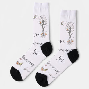 Calcetines Amo a la mujer en la que me estoy convirtiendo. Re