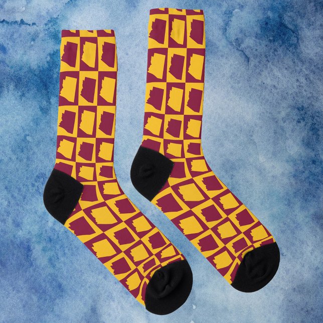 Calcetines Arizona Maroon and Gold Grid Pattern (A pair of socks with a pattern featuring Arizona in maroon and gold.)
