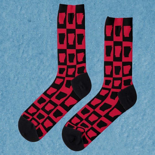 Calcetines Arkansas US State Check Black and Red Pattern (A pair of socks featuring a red and black pattern of the US state of Arkansas.)