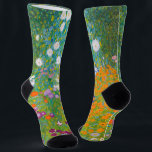 Calcetines Arte de flores de jardín de campo de Gustav Klimt<br><div class="desc">Este encantador diseño presenta "Cottage Garden", una vibrante obra maestra floral del icónico simbolista austriaco, Gustav Klimt. Pintada durante sus prolíficos retiros de verano, la obra de arte es una impresionante explosión de coloridas flores silvestres, girasoles y exuberante vegetación, dispuestas en una densa composición similar a un tapiz. El estilo...</div>