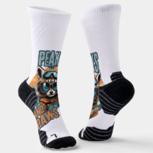 Audaz gráfico de mapache y montañas