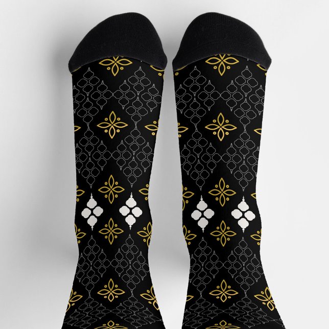 Calcetines Black socks featuring a gold and white pattern  (Subido por el creador)