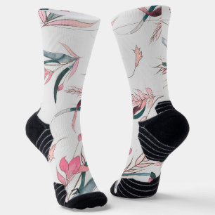 Calcetines blancos con un diseño floral que presen