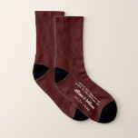 Calcetines Boda Favor Funny Burgundy<br><div class="desc">Lleva a tus invitados bodas a la pista de baile en estos divertidos calcetines "estos pies bailaron para amar al boda de". Personalice estos recuerdos con sus nombres y fecha boda en tipografía blanca sobre un fondo de color burdeos.</div>