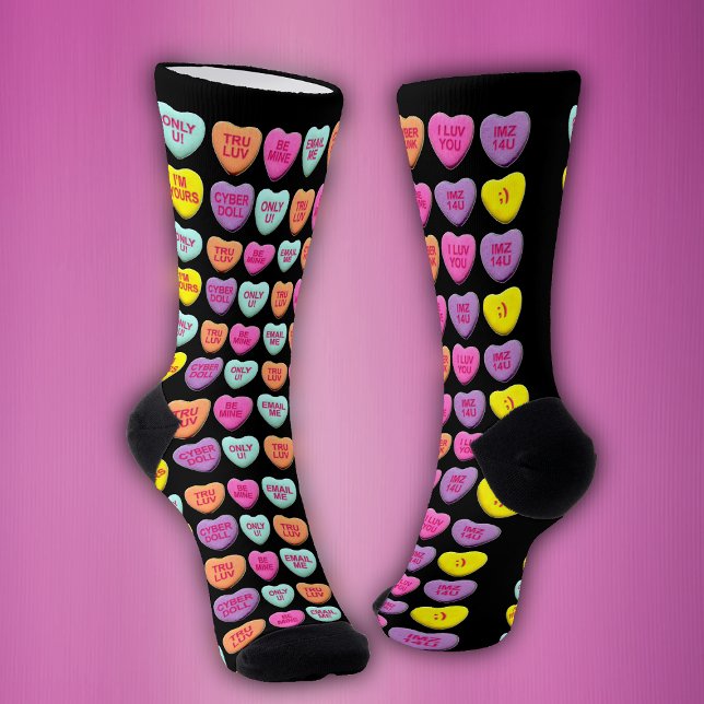 Calcetines Brillantes corazones de caramelos de San Valentín  (Black crew socks for Valentines Day covered in bright candy hearts with love sayings.)