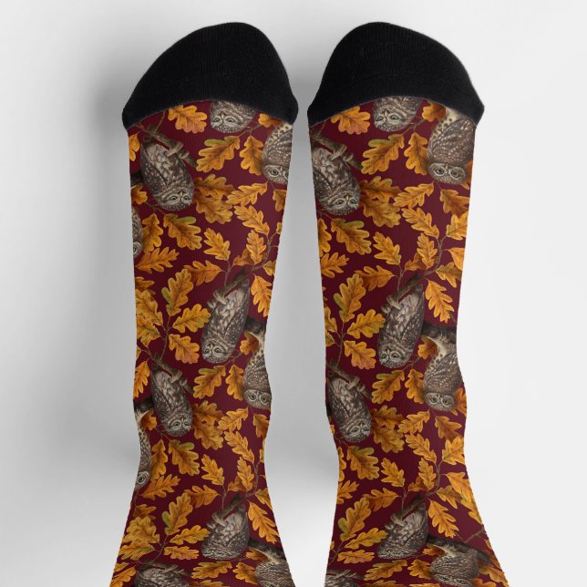 Calcetines Búhos de otoño sobre rojo oscuro (Arriba)