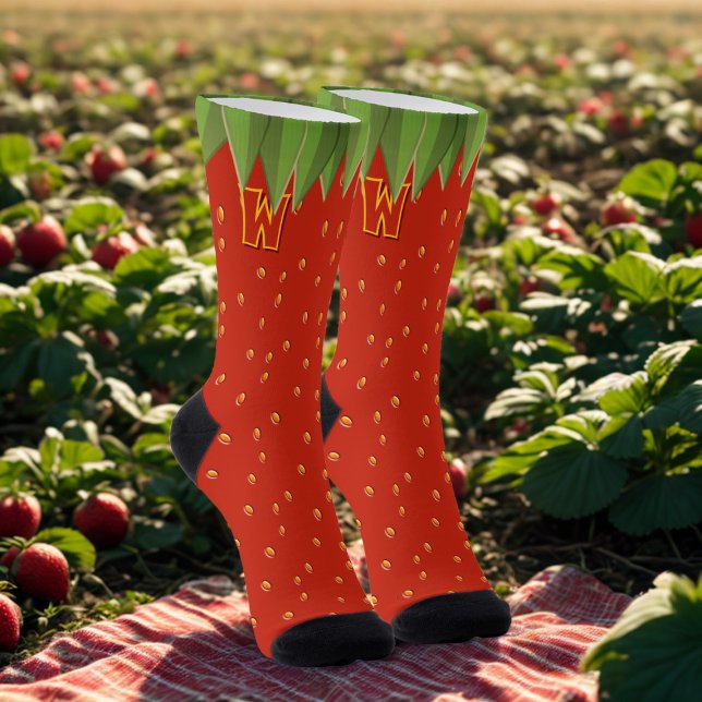 Calcetines Cazadores monogramados rojos de fresa divertidos (A fun pair of summer socks perfect if you love strawberries. Add your initial!)