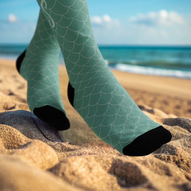 Calcetines Cazas de monograma de sirena verde del mar de Cute (Do you want to be a mermaid? Fun pair of fish scale patterned socks with space for your initial)