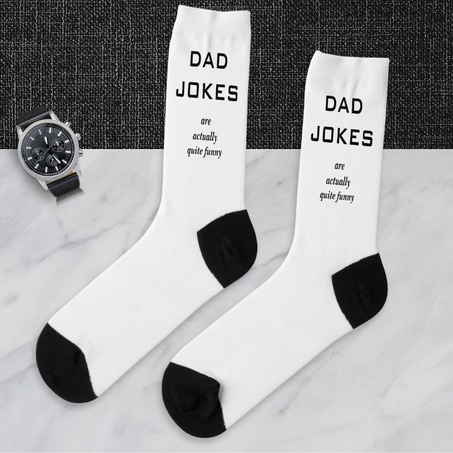 Calcetines Chistes de papá Divertido Humor Novedad Leyenda Di (A funny pair of socks with 'Dad Jokes' caption, in black and white)