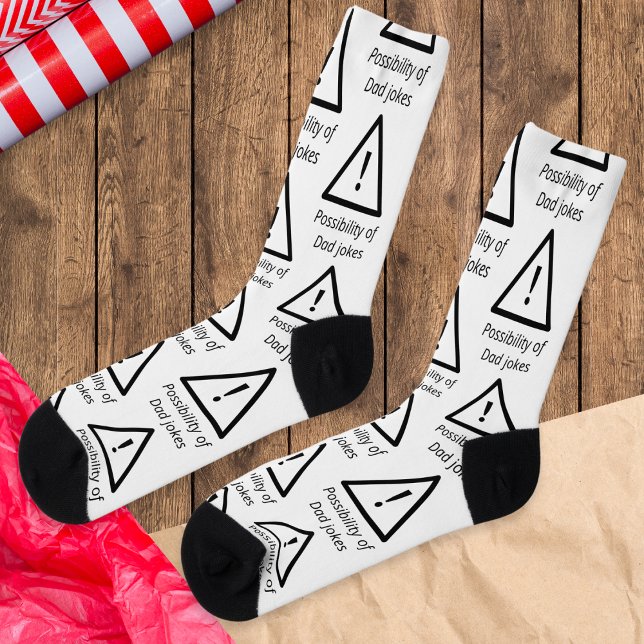 Calcetines Chistes de papá Posibilidad Novedad graciosa Humor (These funny socks are patterned with warning triangles and the caption 'Possibility of Dad jokes')