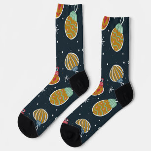 Calcetines con patrón de adornos navideños retro