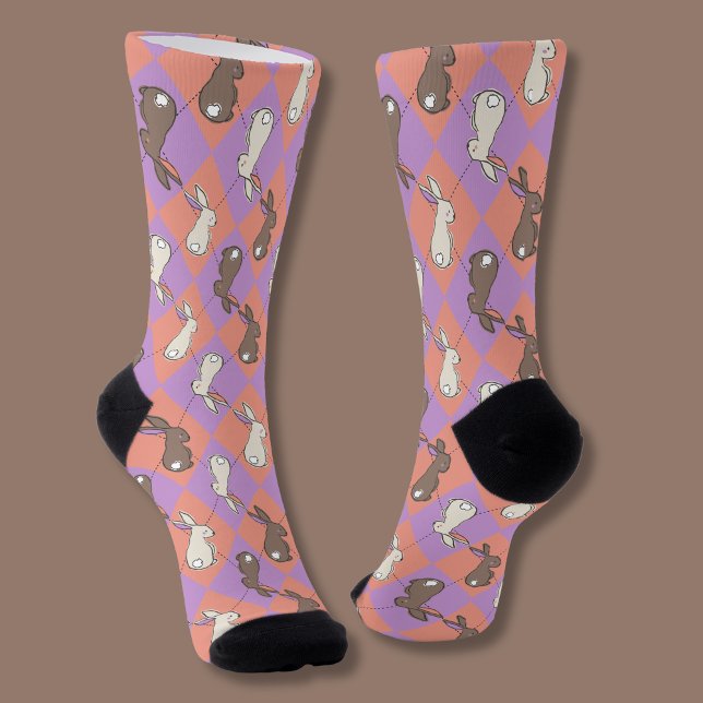 Calcetines Conejito Adorable Argyle Pastel Rosa y Morado (Cute bunny rabbit socks on pink and purple argyle background.)