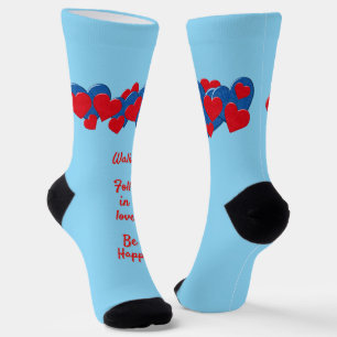 Calcetines Corazones de amor rojo y azul en fondo azul claro