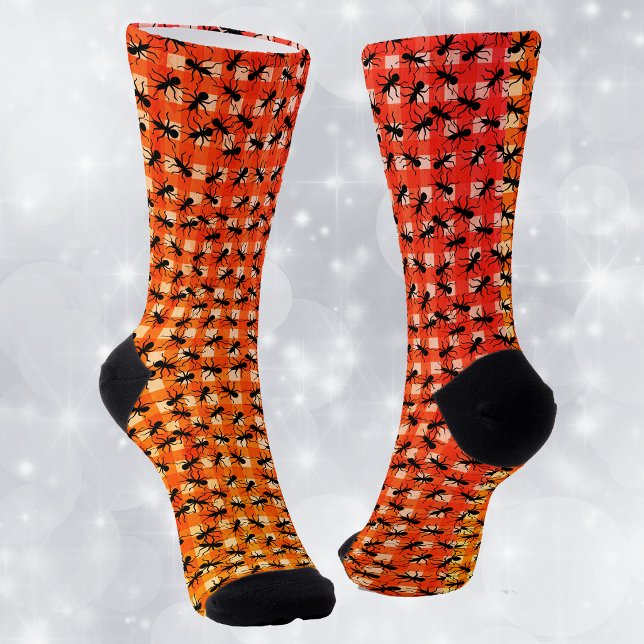 Calcetines Crawling Black Ants on Red White Picnic Tablecloth (Red white plaid picnic tablecloth pattern covered with crawling black ants on crew socks.)