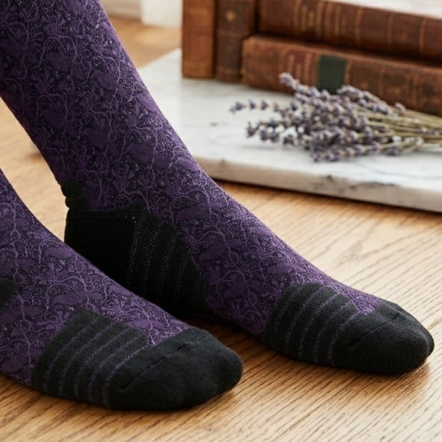 Calcetines Cuervo de Damasco de Academia Oscura (Moody raven damask socks for your best friend's birthday gift.)