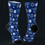 Calcetines Cute Hanukkah Dreidel Menorah Patrón Oro Azul<br><div class="desc">Hermoso Hanukkah se calla en azul bonito con un fresco patrón de estrella del judaísmo,  soñar con divertidos juegos de Chanukah,  y la menorah judía para la festividad.</div>