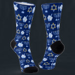 Calcetines Cute Hanukkah Dreidel Menorah Patrón Oro Azul<br><div class="desc">Hermoso Hanukkah se calla en azul bonito con un fresco patrón de estrella del judaísmo,  soñar con divertidos juegos de Chanukah,  y la menorah judía para la festividad.</div>