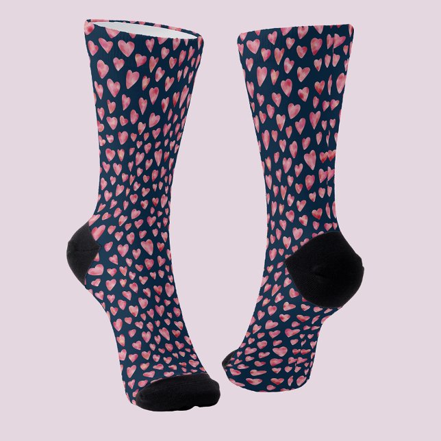 Calcetines de patrón de Cute Pink Love Heart Blue (Cute pink heart socks on navy blue background.)
