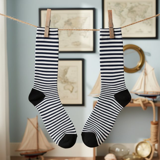 Calcetines de rayas azules y blancas de la marina (Navy Blue and White Striped Socks for Him for Father's Day. Stylish Stripes Pattern with Pinstripes.)