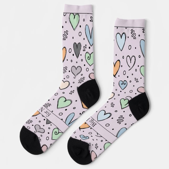 Calcetines Doodle Hearts sobre rosa con texto (Izquierda)
