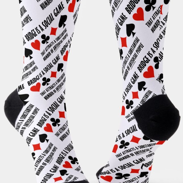 Calcetines El puente es un juego social que atrae a personas  (Bridge humor is alive and well on this pair of crew socks featuring the social/antisocial dichotomy.)