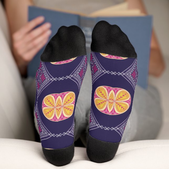 Calcetines Elegante Tela Púrpura con Patrón Floral Amarillo (Abajo)