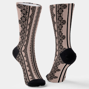 Calcetines encaje negro, calado, fondo marrón, beige, bla