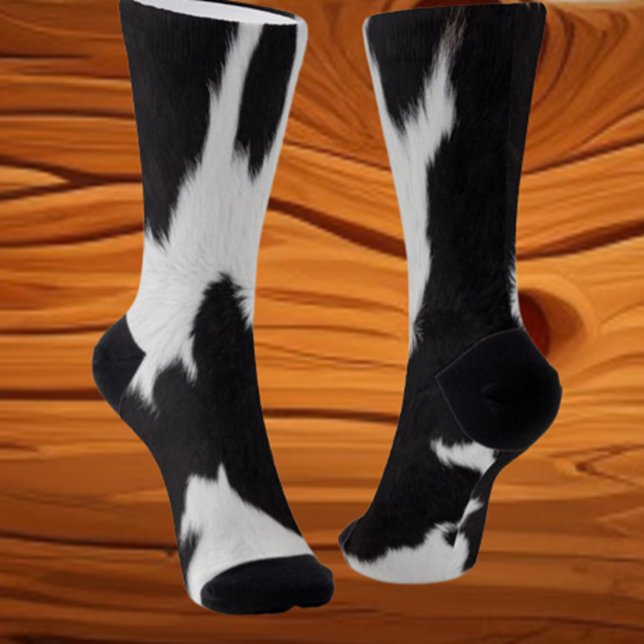 Calcetines Escuche de vaca zócalos de la tripulación blanca y (Perfect for animal lovers, these cozy socks add fun to any outfit. Shop now!)