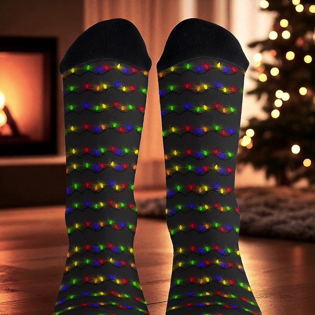Calcetines Festividades Navidades de cadena ligera festividad (Festive Christmas socks with colorful string lights on a dark background, fun holiday style)