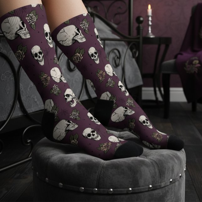 Calcetines Floral de calaveras góticas y Rosas marrones (Gothic Chic Skulls & Roses Socks for Her. Elegant Dark Purple Goth Halloween Birthday Party Socks )