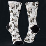 Calcetines Floral gótica de cráneos y Rosas<br><div class="desc">Estos divertidos calcetines góticos femeninos son dibujados a mano con tinta negra por Nathalie Portet,  con cráneos caprichosos y rosas rosas y cremas y telarañas. Fondo blanco.</div>