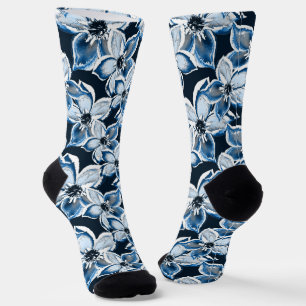 Calcetines Flores azules y blancas en un fondo negro.
