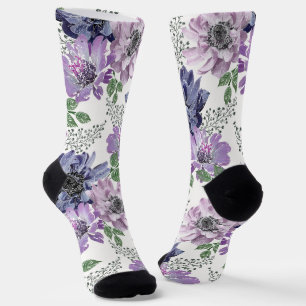 Calcetines Flores azules y lilas sobre un fondo blanco.