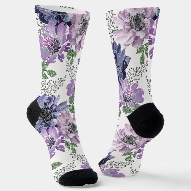Calcetines Flores azules y lilas sobre un fondo blanco. (Angular)