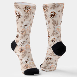 Calcetines Flores blancas y marrones sobre un fondo crema.